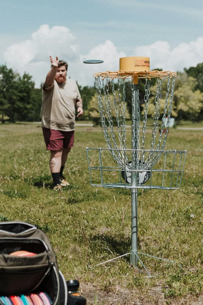Découvrir le disc-golf à Yvoir