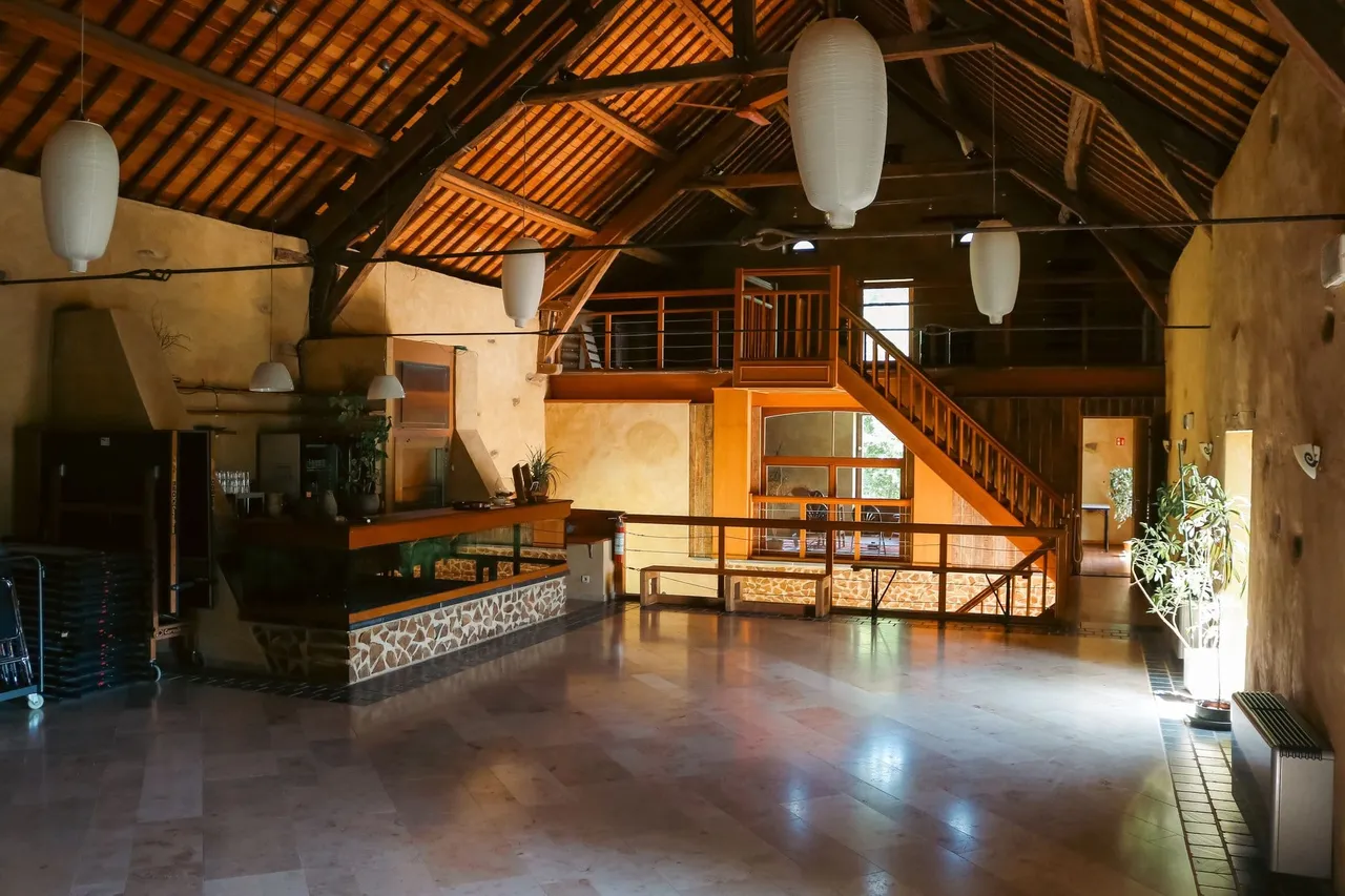 La grande salle vide, avec son bar et sa mezzanine