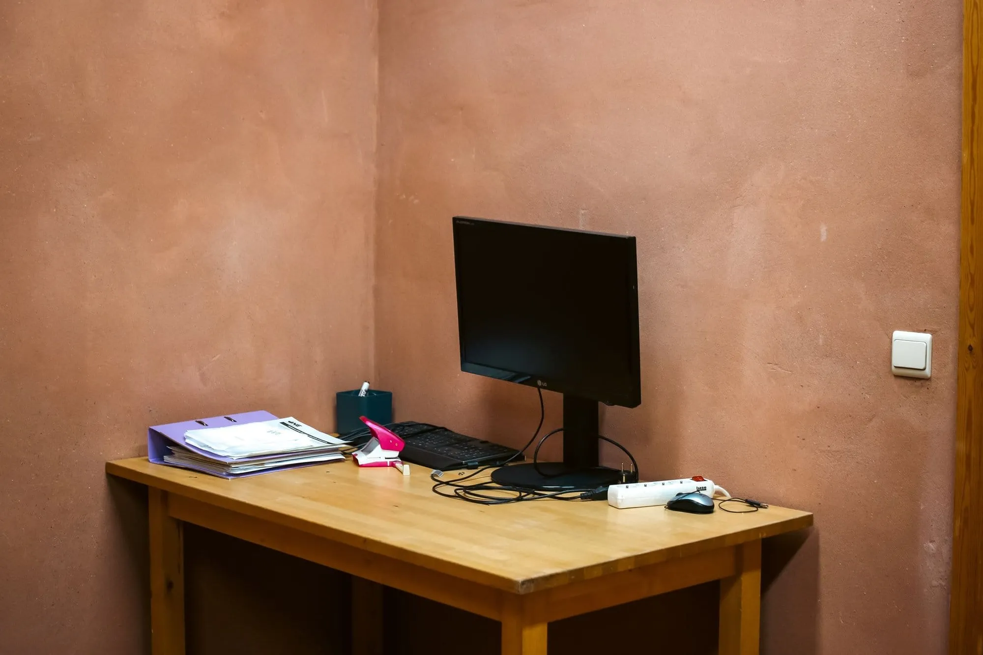 Un bureau du coworking, face à la clairière