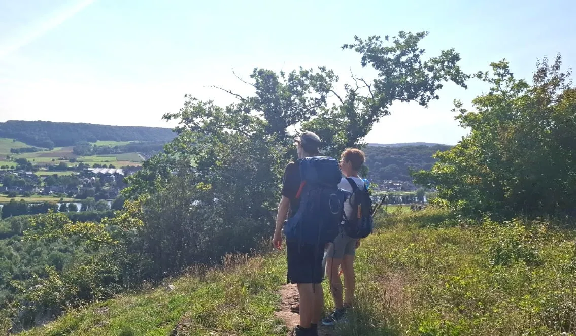 Deux randonneurs contemplent la vallée depuis un point de vue