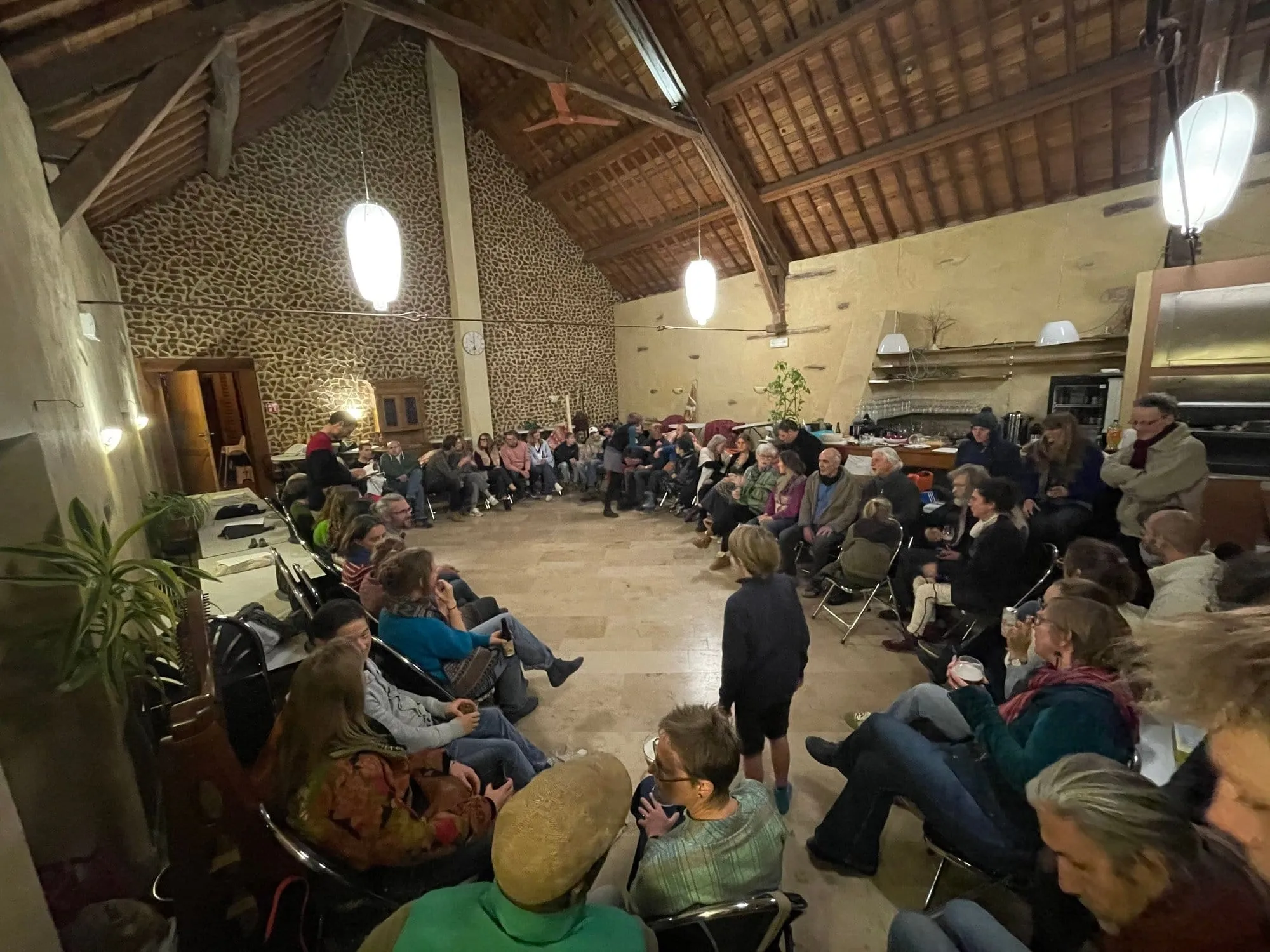 Un grand cercle réuni dans la grande salle