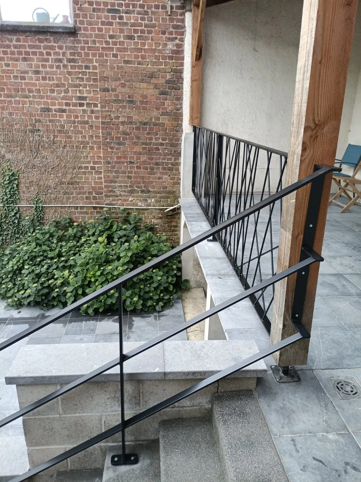 Une rampe en métal le long d’un escalier extérieur