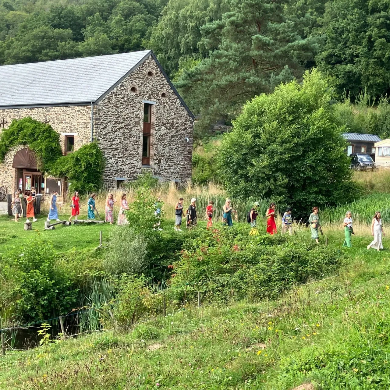 Fête de mariage dans la clairière