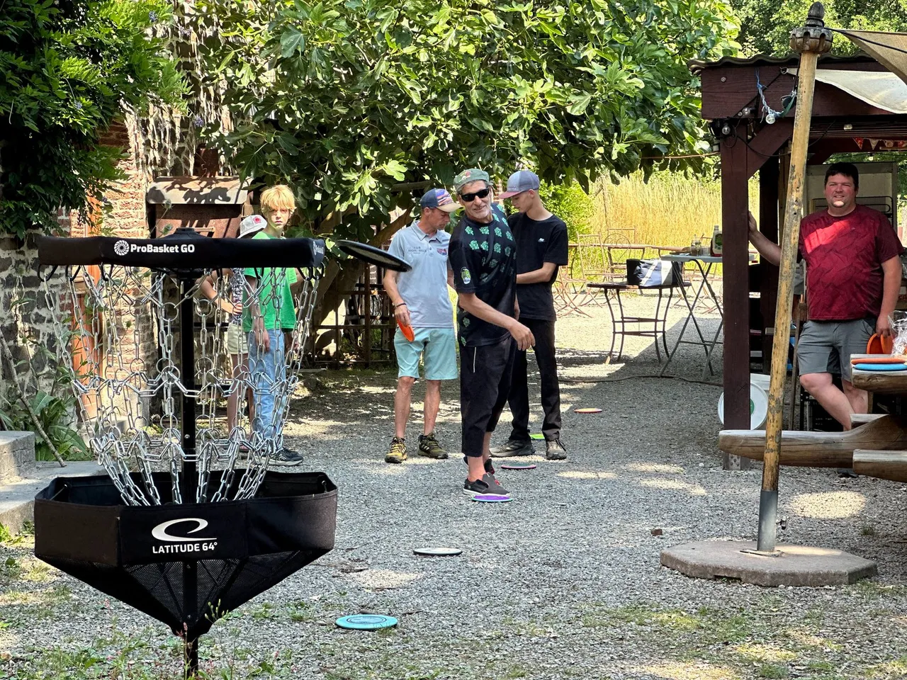 Une partie de disc-golf devant le Bar des 4 Sources