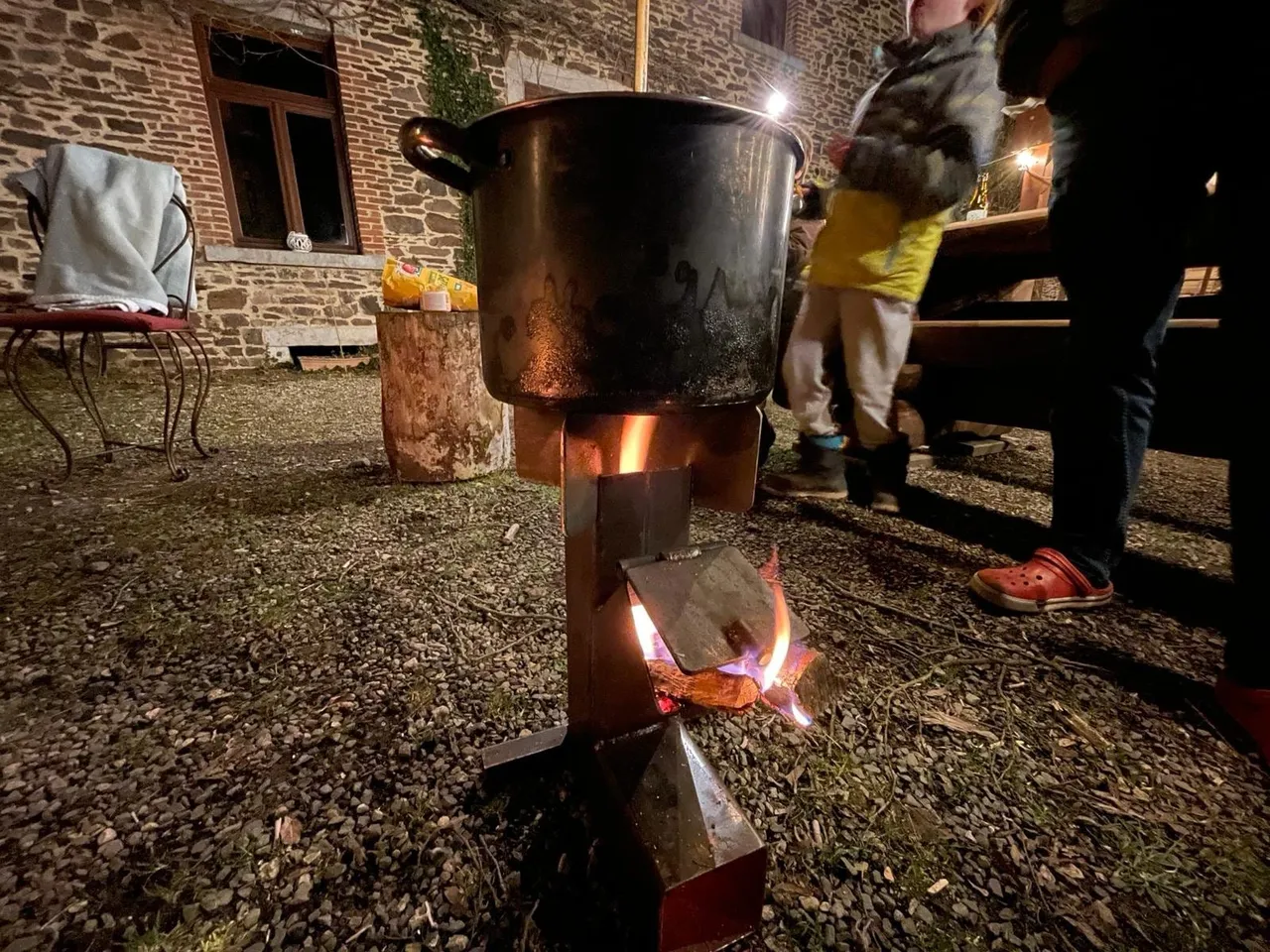 Low-tech: réchaud rocket stove et travail du métal
