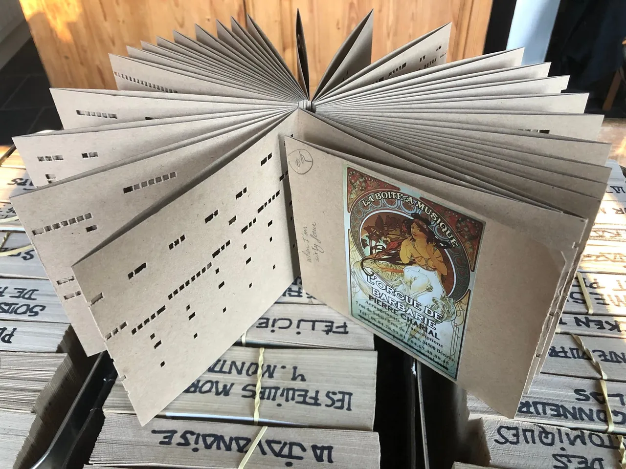 Des carnets de musique perforés pour orgue de barbarie