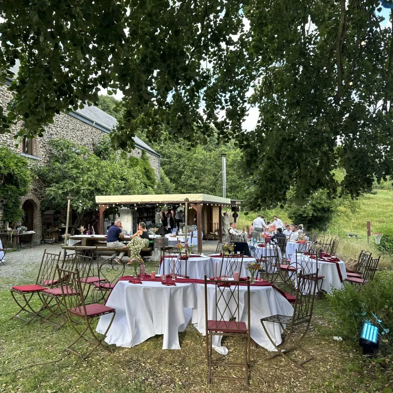 La grande salle décorée pour un mariage