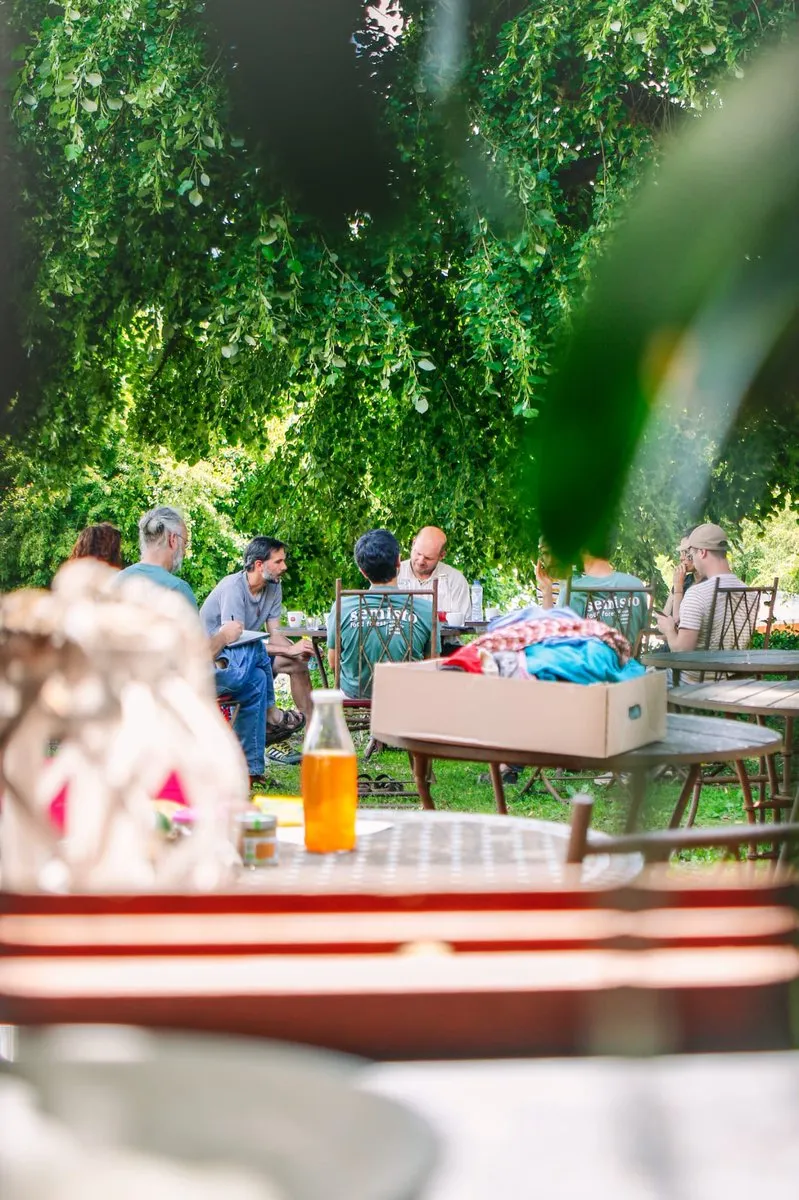 Une réunion de travail à l’ombre des arbres, en terrasse