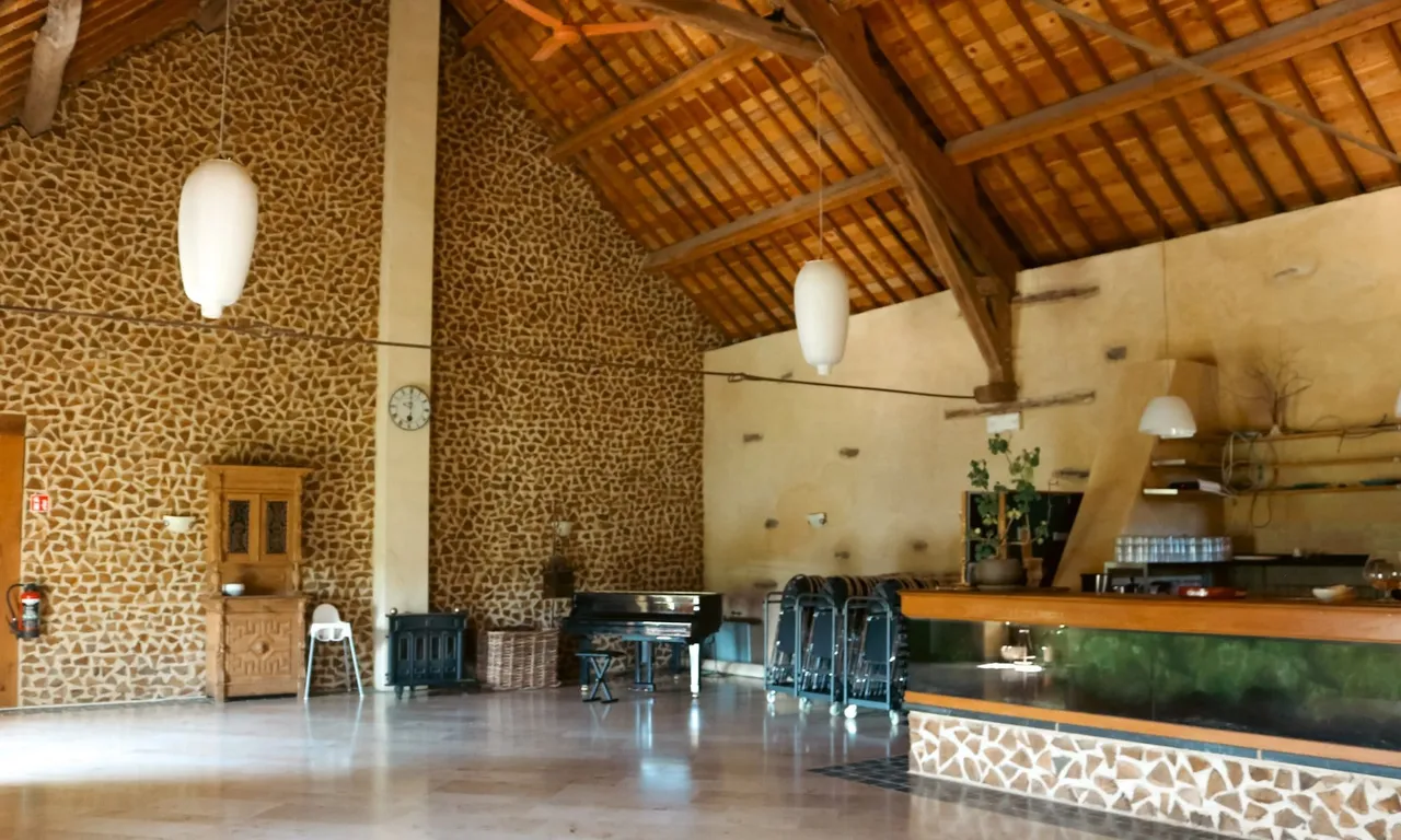 La grande salle, sous la charpente de l’ancienne grange