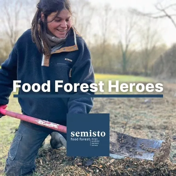 Couverture « Food Forest Heroes » de Semisto : une femme souriante travaille le sol avec un outil à long manche