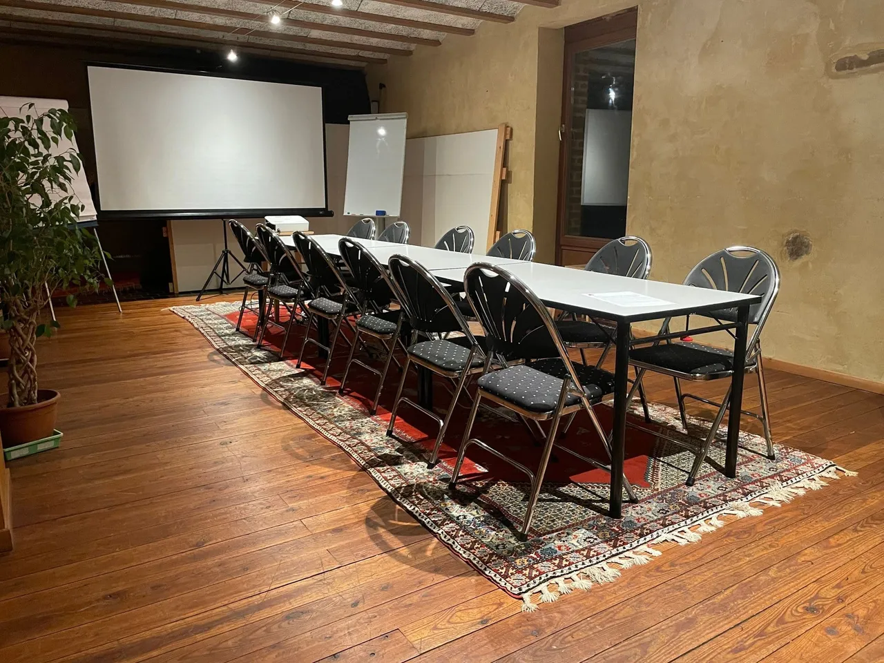 La petite salle en conseil d’administration