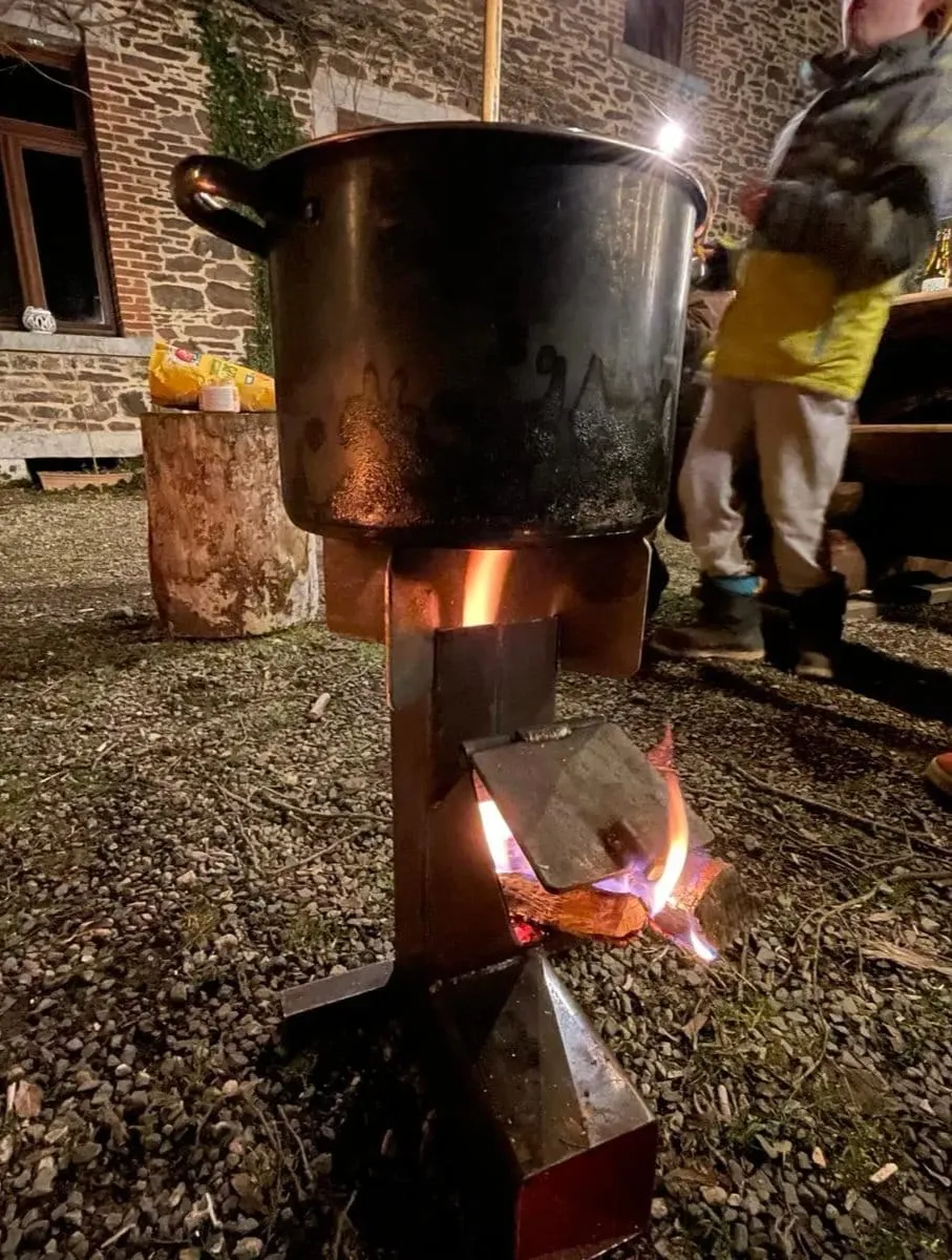 Low-tech: réchaud rocket stove et travail du métal