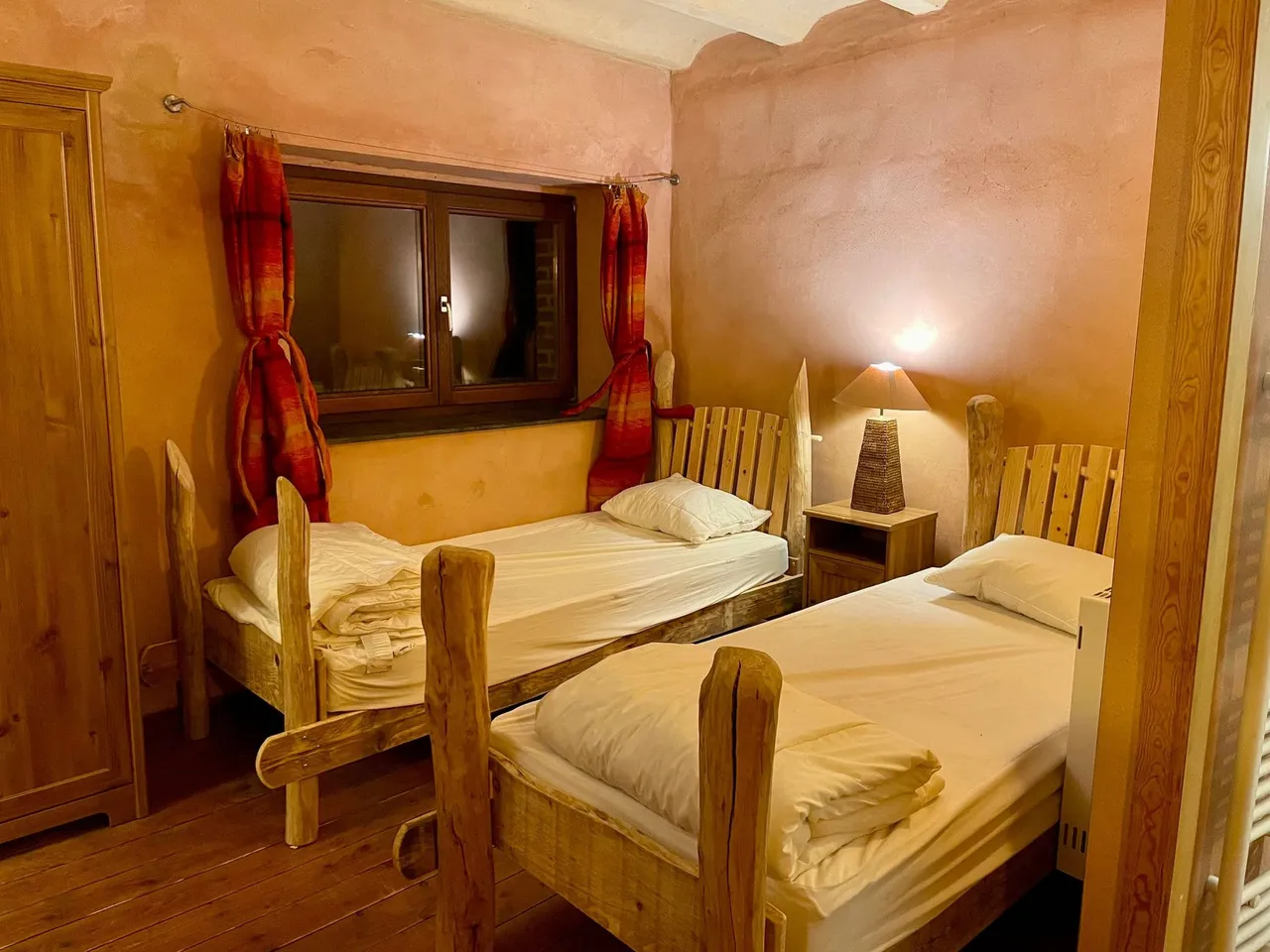 Une chambre avec deux lits simples en bois